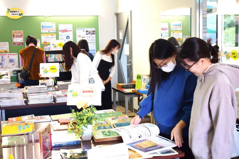 古本市来館者の様子