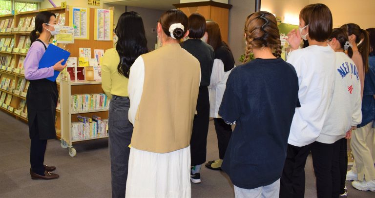 新入生図書館ツアーの様子