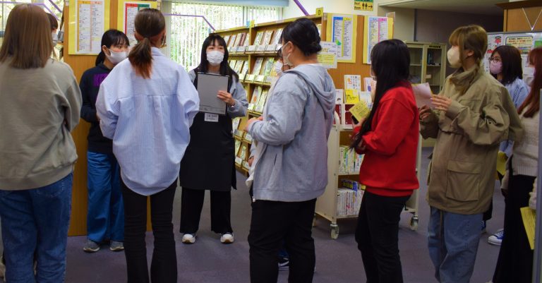 新入生図書館ツアーの様子