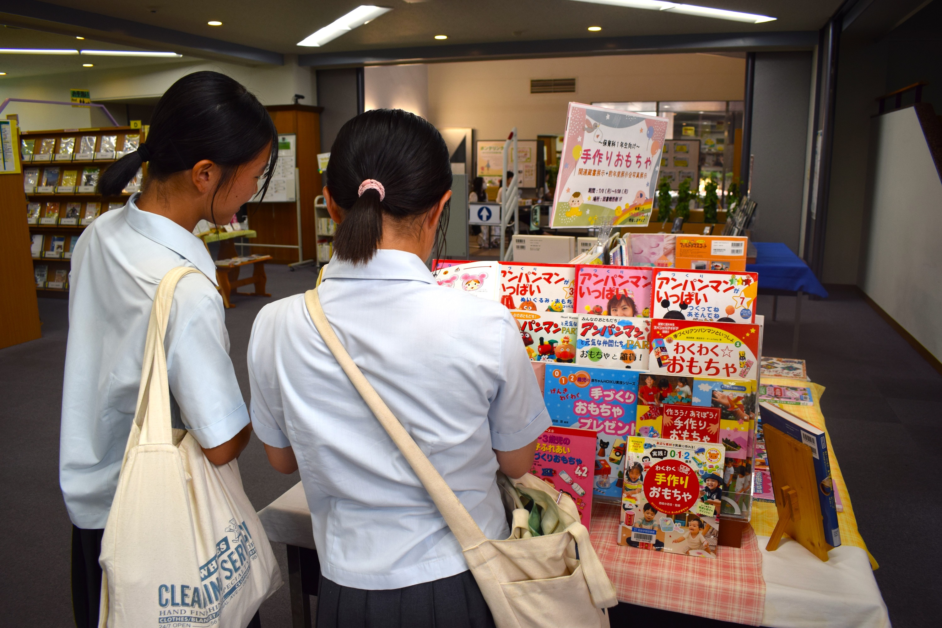 本を見る高校生